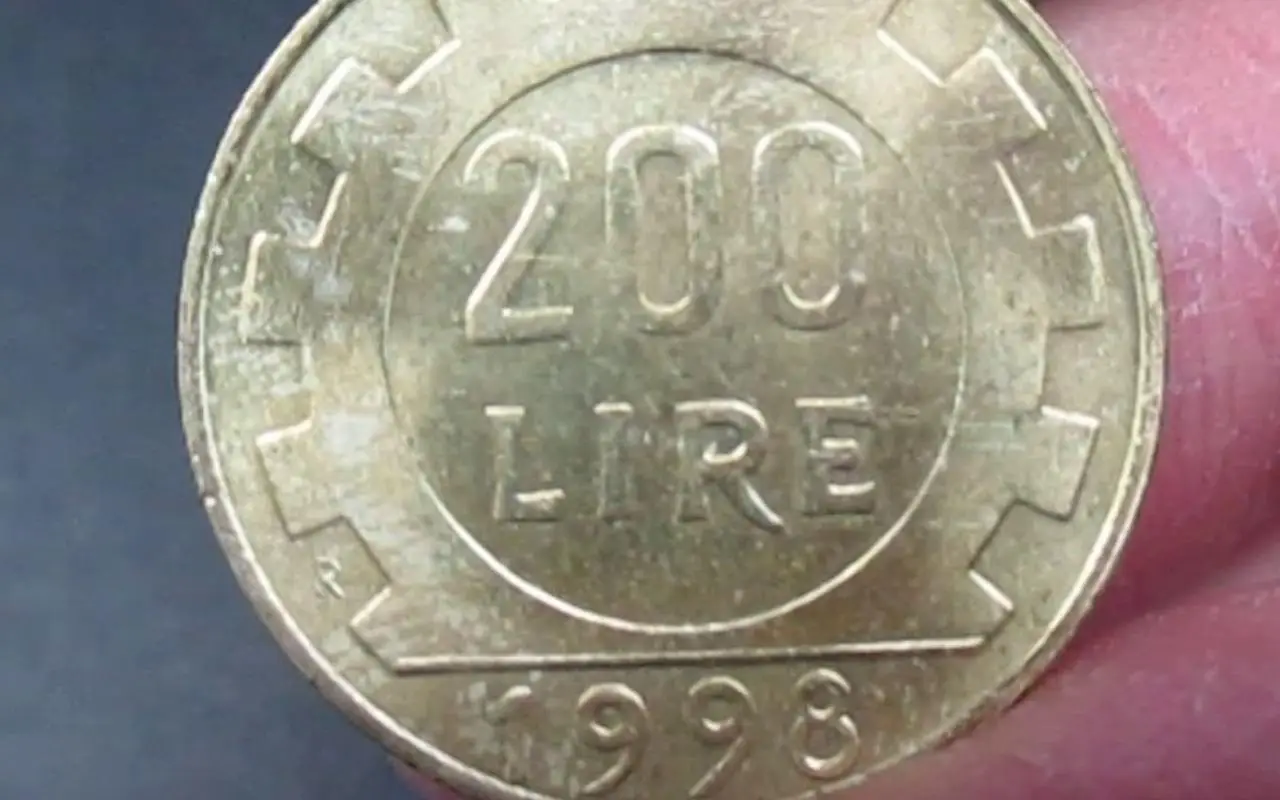 500 Lire bimetalliche in primo piano, con dettagli visibili e sfondo neutro.