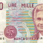 Monete da 500 lire bimetalliche in primo piano su un tavolo, simbolo di collezionismo e valore storico.