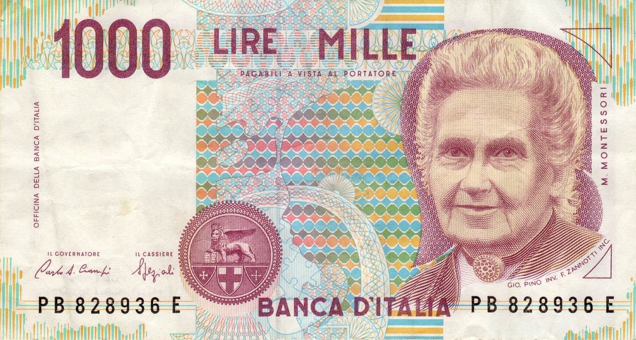 Monete da 500 lire bimetalliche in primo piano su un tavolo, simbolo di collezionismo e valore storico.