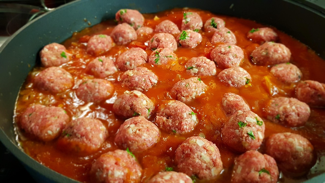 Polpette succulente immerse in un ricco sugo rosso, pronte da servire.