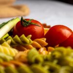 Pasta al pomodoro servita in un piatto, con ingredienti freschi e una spolverata di basilico.