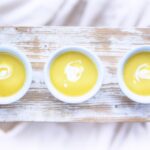 Zuppa di lenticchie cremosa servita in una ciotola con un cucchiaio di legno accanto.