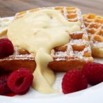 Crema pasticcera fresca in una ciotola, pronta per essere utilizzata in dolci e dessert.