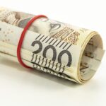 Donna che consulta un documento su assegno di vedovanza 2025, con grafica informativa sul tema.